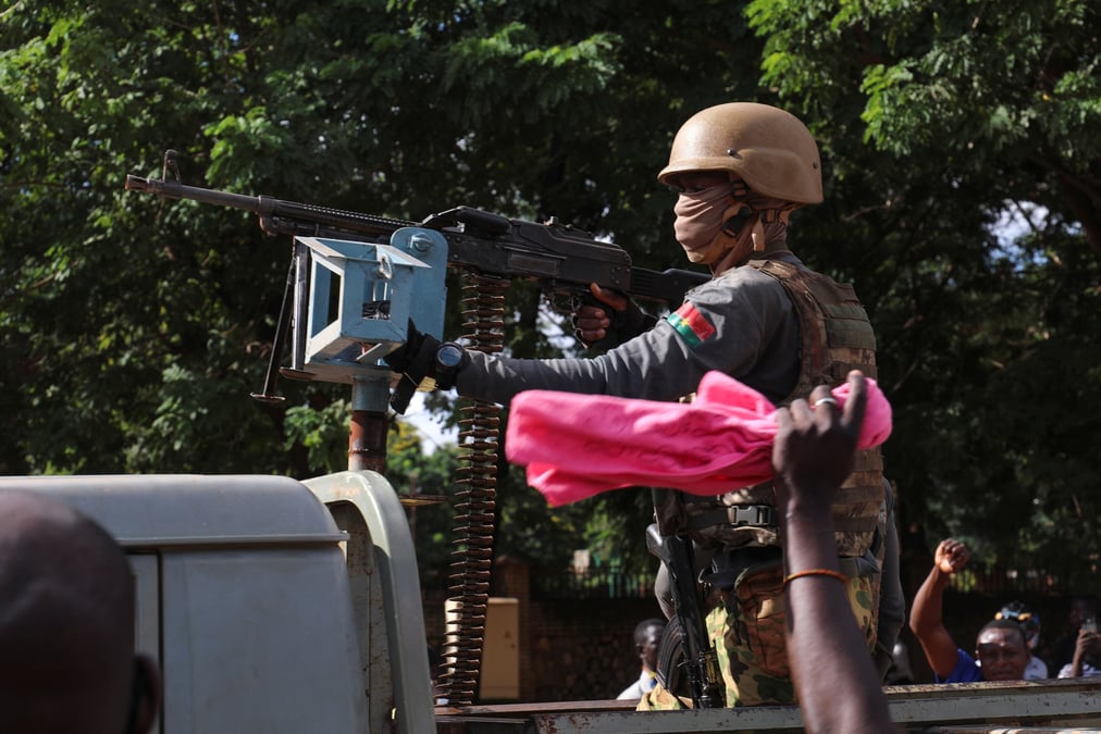Photo d'archives : les soldats de la nouvelle junte montent la garde dans un vehicule blinde a ouagadougou