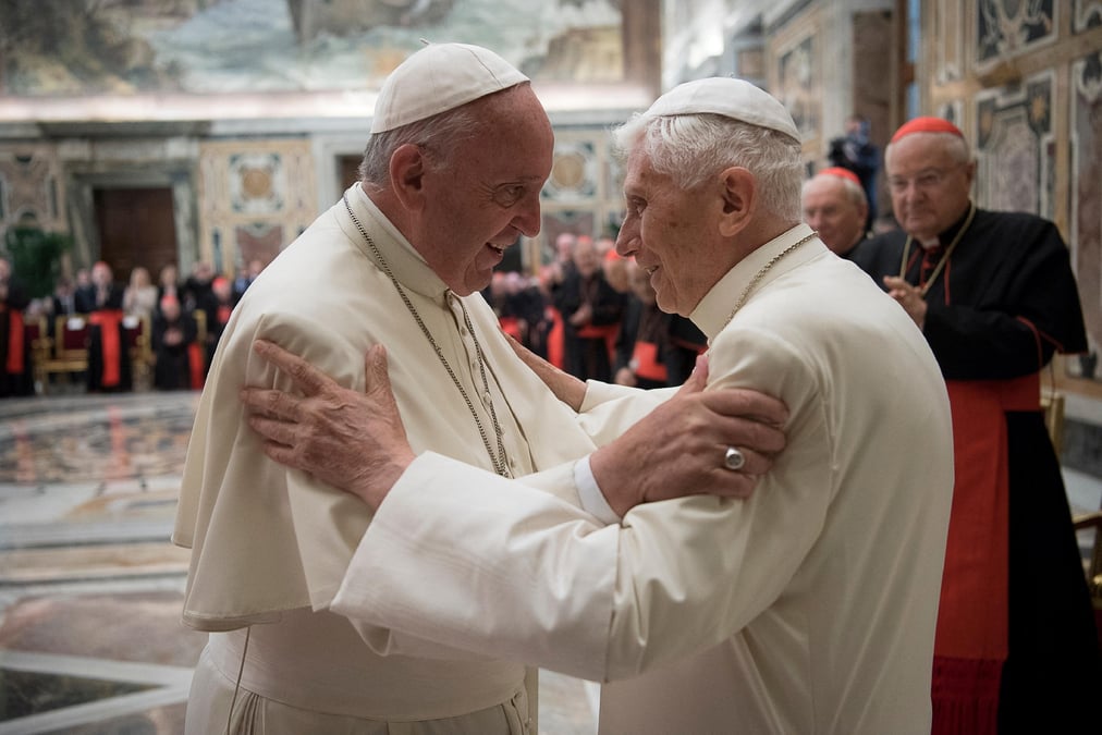 Photo d'archives de l'ancien pape benoit et du pape francois lors d'une ceremonie au vatican