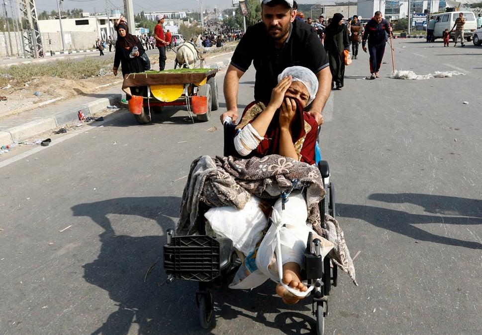 Des palestiniens fuyant le nord de la bande de gaza se deplacent vers le sud, dans le centre de la bande de gaza