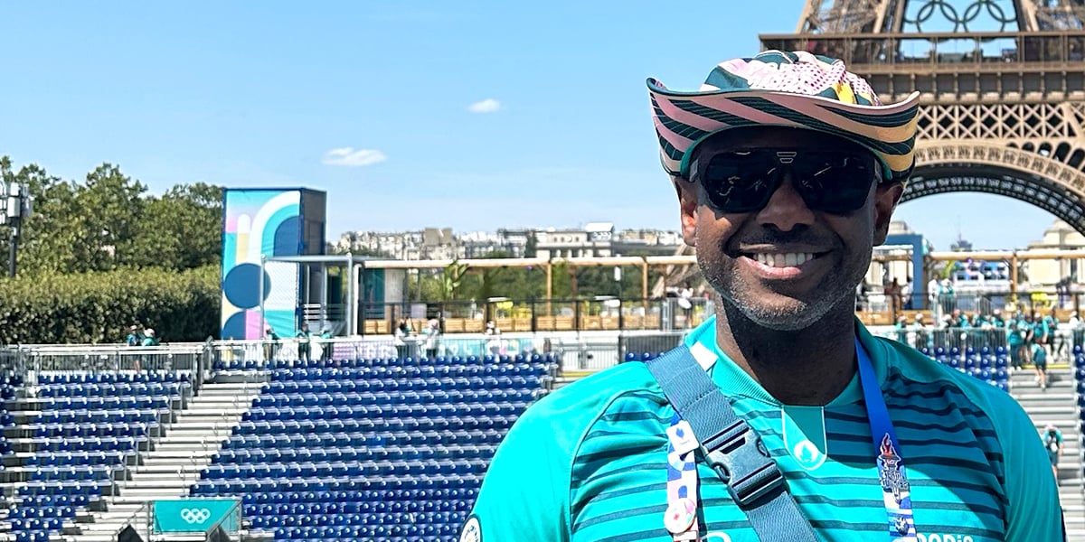 Shimon Kwalu Amokye devant le stade de la tour Eiffel.
