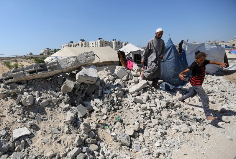Des palestiniens deplaces s'abritent dans un cimetiere, a khan younis