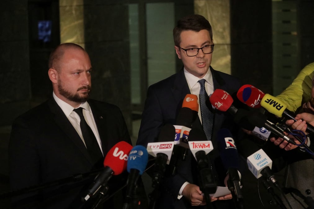 Photo du porte-parole du gouvernement polonais piotr muller qui s'adresse aux medias apres une reunion du comite de securite en rapport avec l'attaque au missile sur le territoire de la pologne, a varsovie