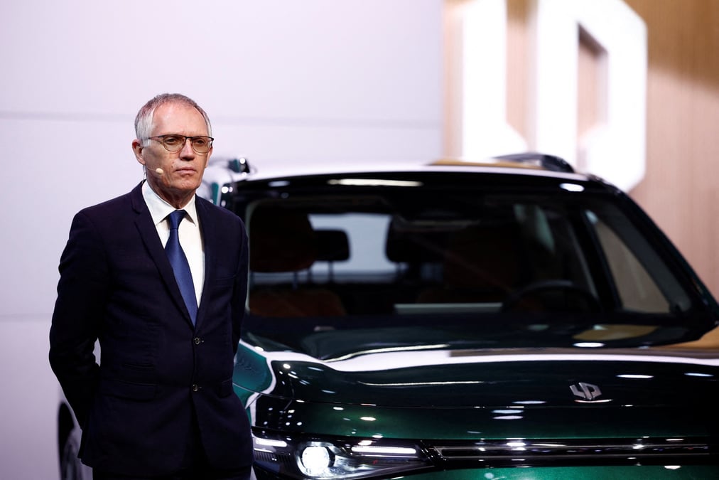 Carlos tavares au salon de l'automobile de paris 2024