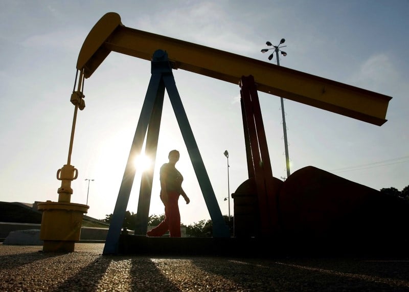 Le marche petrolier devrait etre durablement excedentaire, selon l'aie