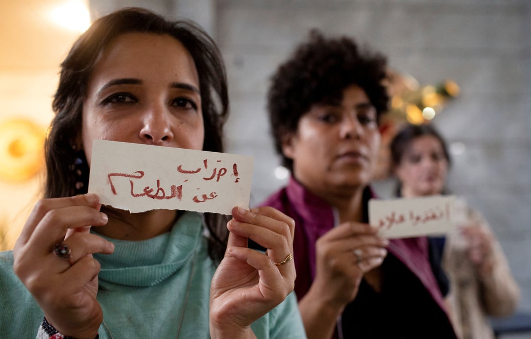 La journaliste egyptienne mona selim tient une pancarte sur laquelle on peut lire "greve de la faim" alors qu'elle participe a un sit-in a l'interieur du syndicat du journalisme pour demander la liberation du militant egypto-britannique alaa abd el-fattah, au caire
