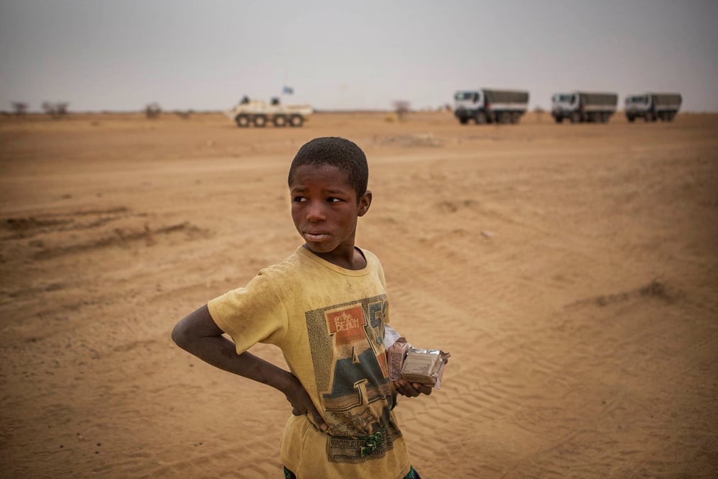 Un garcon devant un convoi de la minusma dans la region de gao, au mali