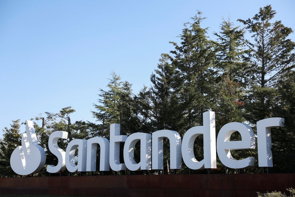 Le logo de santander au siege de la societe a boadilla del monte, pres de madrid