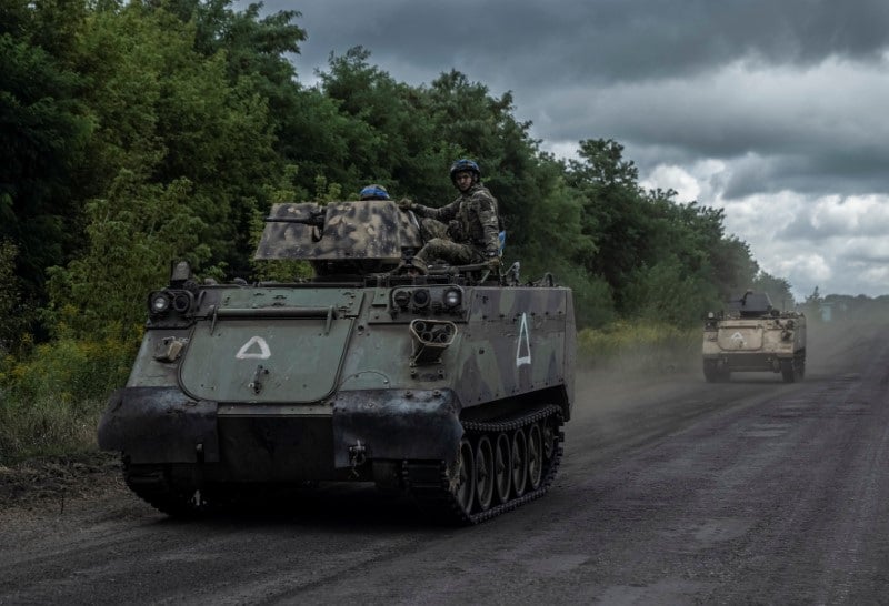 Des militaires ukrainiens a bord de vehicules blindes de transport de troupes, dans la region de soumy