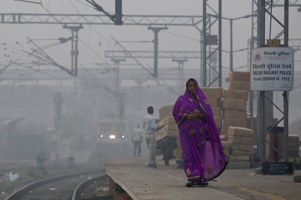 De l'eau pulverisee sur new delhi pour lutter contre la pollution