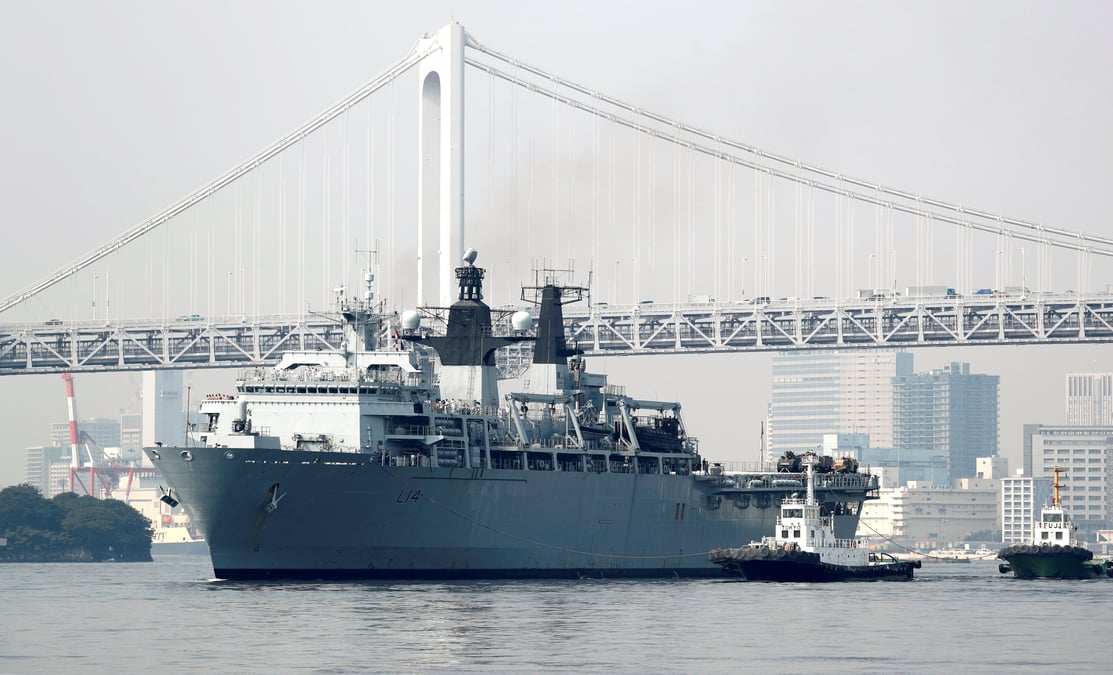 Une fregate britannique navigue en mer de chine du sud