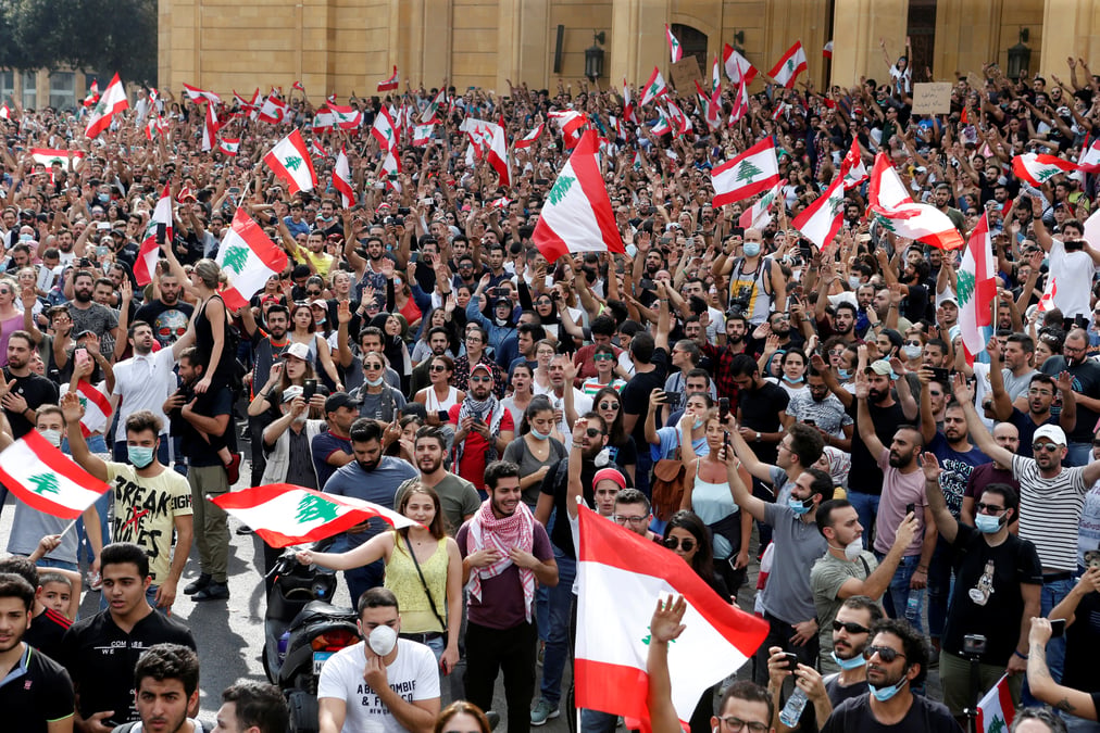 Les libanais manifestent en masse leur colere contre leurs dirigeants