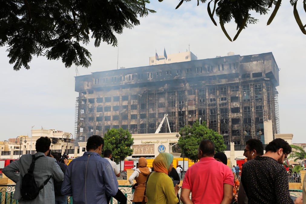 Incendie dans un batiment de la police a ismailia