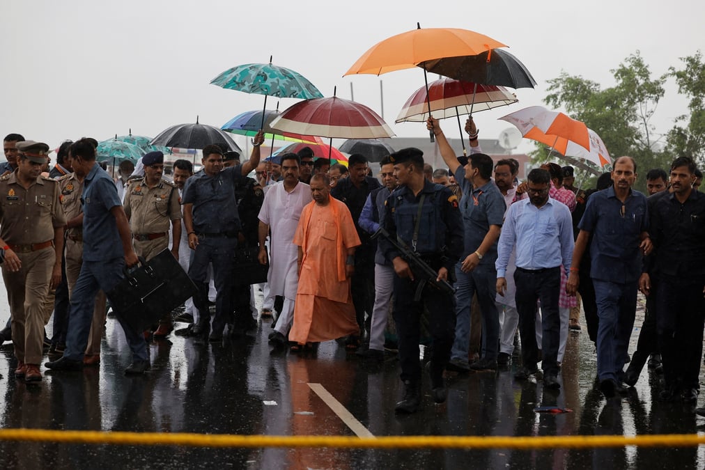 Yogi adityanath, ministre en chef de l'etat de l'uttar pradesh, visite le site d'une bousculade dans le district de hathras, dans le nord de l'etat de l'uttar pradesh