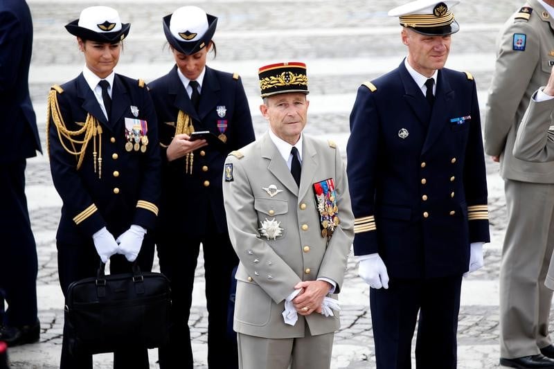 De villiers, le defenseur des militaires depose les armes