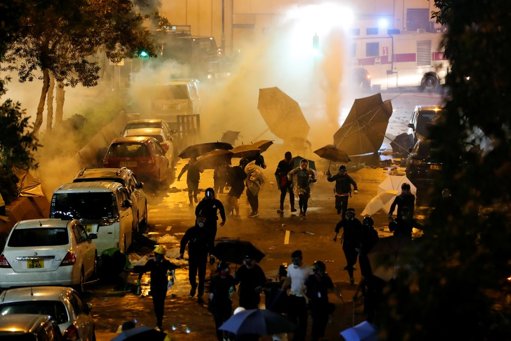A hong kong, des manifestants s'echappent du campus assiege