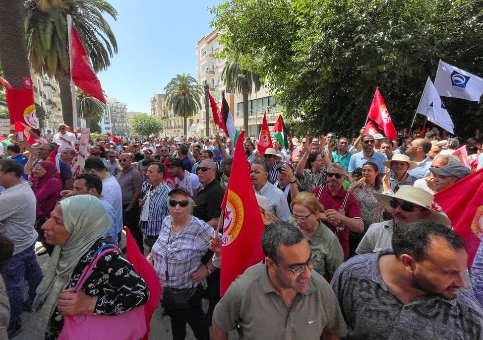 Les greves paralysent la tunisie, la pression s'accentue sur saied