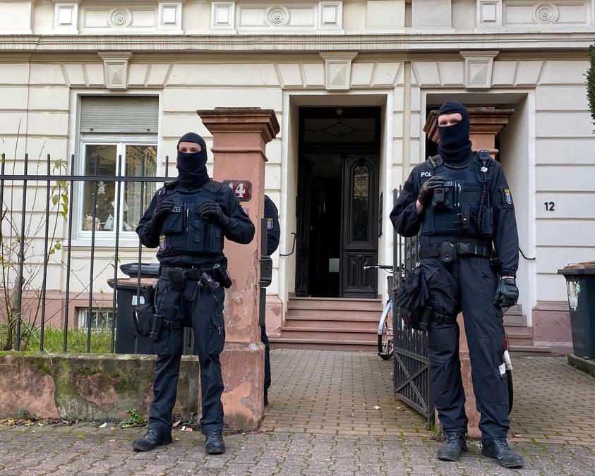 Des membres et des partisans presumes d'un groupe d'extreme droite ont ete arretes lors de raids en allemagne