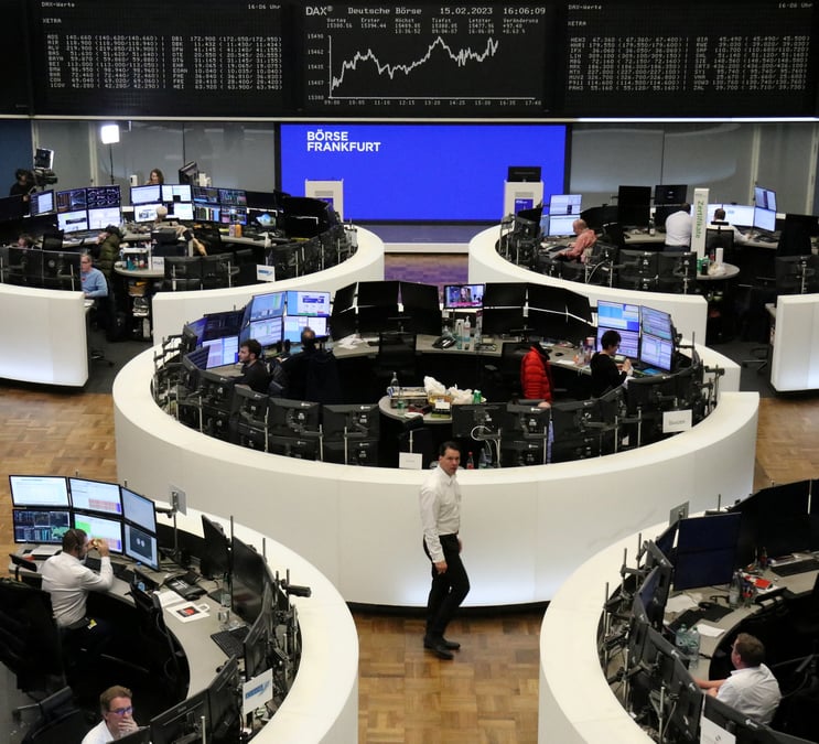 Photo des traders a la bourse de francfort