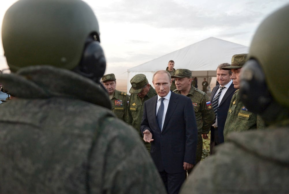 Photo d'archives : le president russe vladimir poutine s'entretient avec des militaires lors d'un exercice d'entrainement, dans la region d'orenbourg (russie)