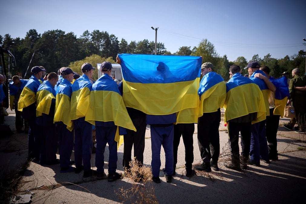 Des prisonniers de guerre ukrainiens sont vus apres un echange dans un lieu inconnu en ukraine.
