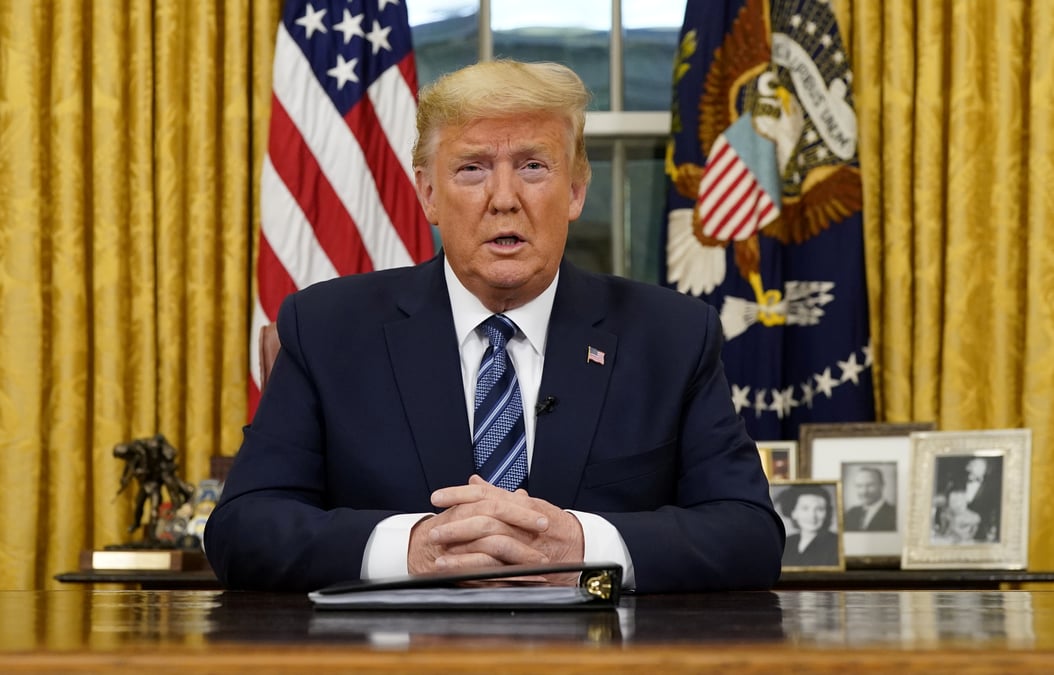 Trump va ajouter la grande-bretagne et l'irlande au decret sur la suspension du transport aerien