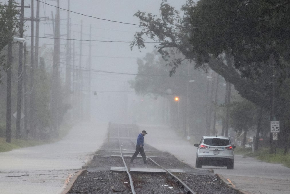 L'ouragan delta touche terre en louisiane, perd en intensite