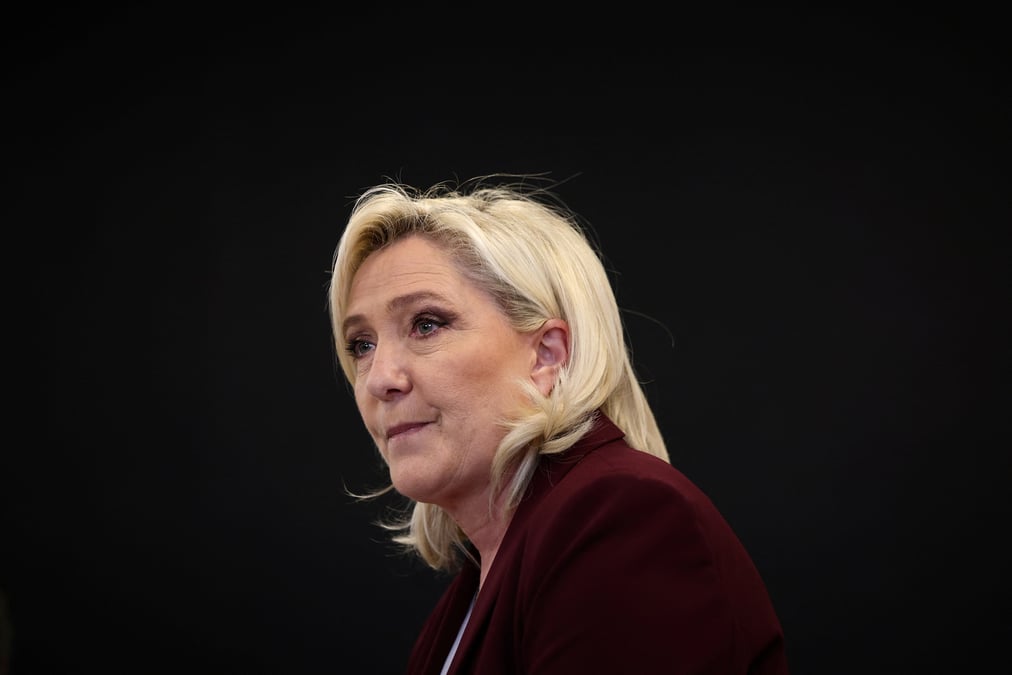 Le pen denonce une "manoeuvre" visant sa profession de foi