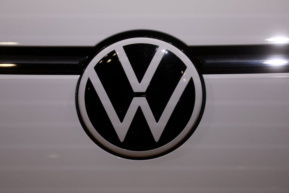 Le logo de volkswagen au salon international de l'automobile de new york.
