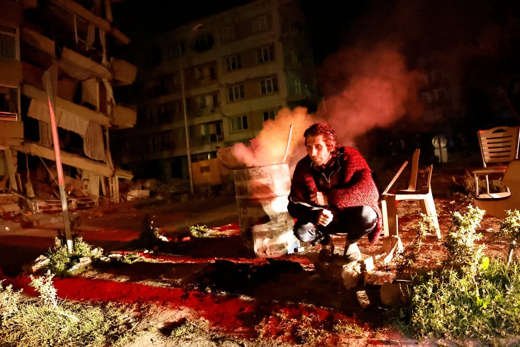 Un homme pres des batiments endommages apres un tremblement de terre a antakya, en turquie