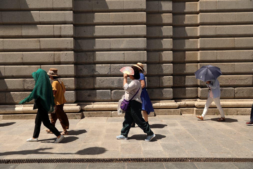 Photo d'archives : des touristes tentent de se proteger du soleil a madrid