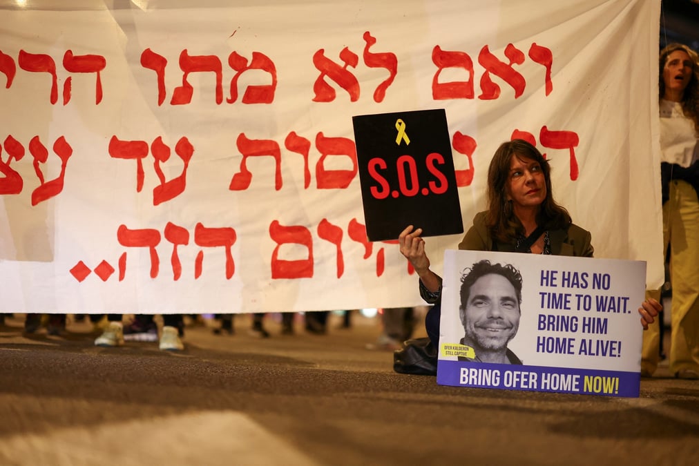 Des manifestants demandent la liberation des otages de gaza a tel-aviv