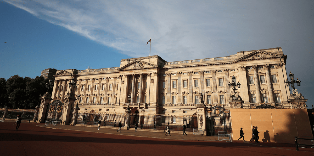 Arretee aux portes du palais de la reine a buckingham a londres