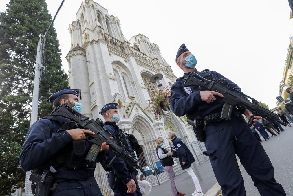 Nice: l'assaillant serait un tunisien de 21 ans, selon une source policiere