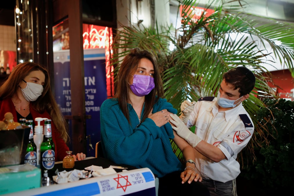 Coronavirus: israel rouvre son economie, la moitie de la population vaccinee