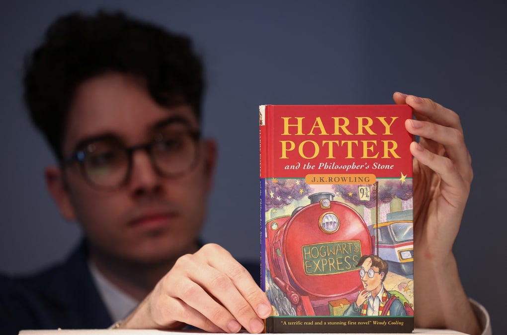 Grande-bretagne: un exemplaire de la premiere edition de "harry potter" en vente chez christie's