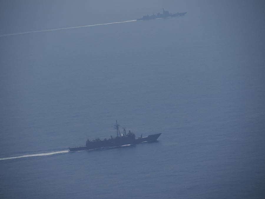 Des navires de guerre chinois sont photographies alors qu'ils naviguent a un endroit non divulgue dans les eaux autour de taiwan