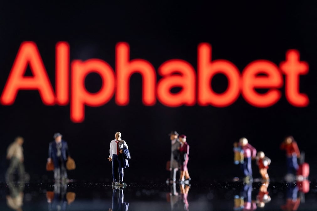 Photo d'archives: de petites figurines sont visibles devant le logo alphabet