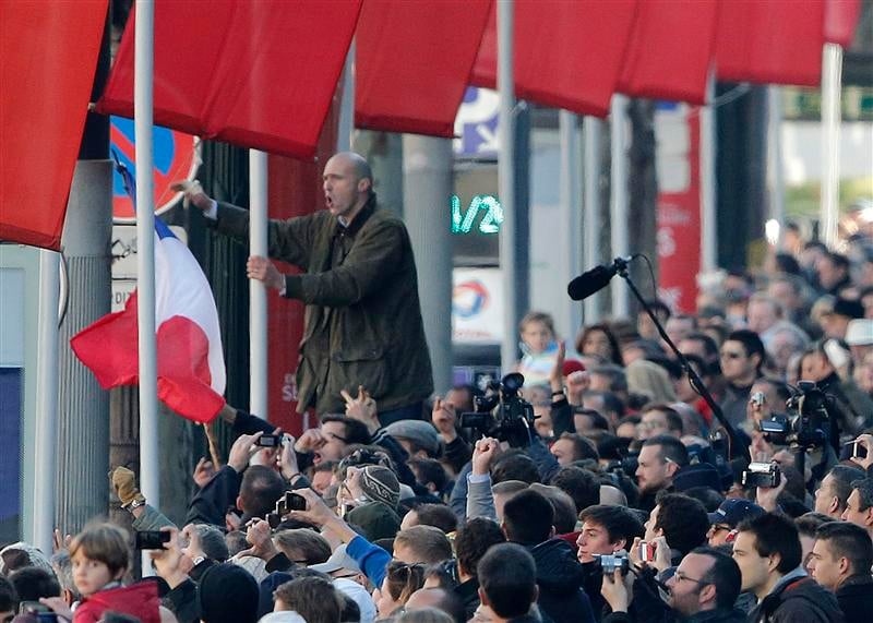 Hollande hué sur les Champs-Elysées, 70 personnes interpellées