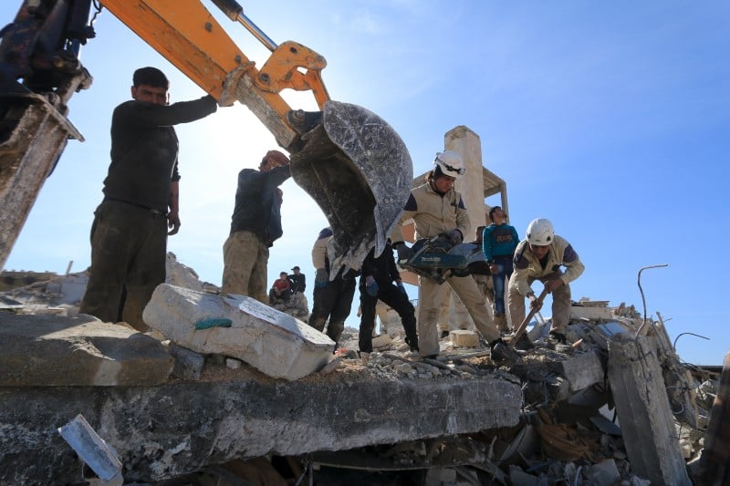 Le bilan s'alourdit avec la fouille des decombres de l'hopital soutenu par msf en syrie