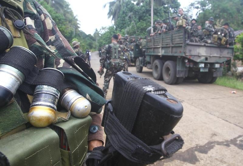 Trois otages malaisiens d'abu sayyaf liberes aux philippines