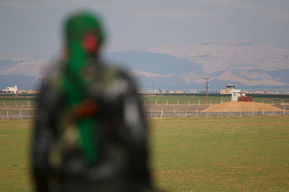 Les kurdes des ypg invitent l'armee syrienne a se deployer a manbij