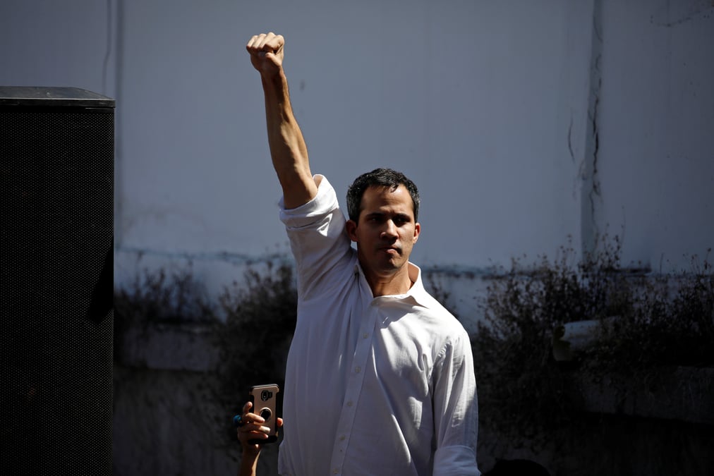 L'opposant venezuelien juan guaido brievement interpelle