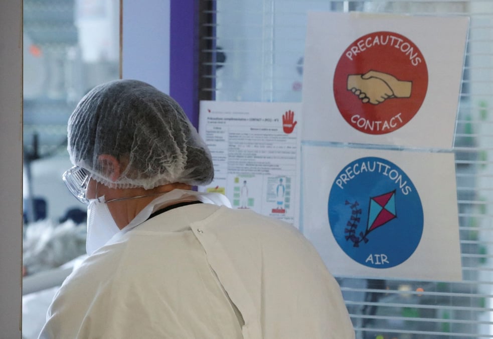 France: macron evoque une possible levee du "pass vaccinal" dans les hopitaux