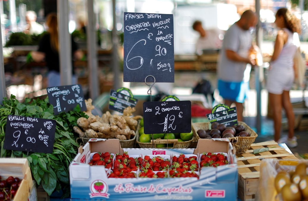 Les etiquettes de prix sont visibles sur un marche local a nice