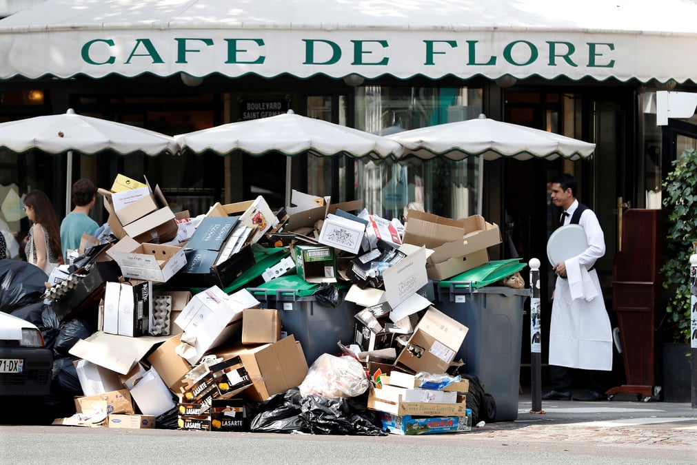Les immondices s'accumulent a paris a la veille de l'euro