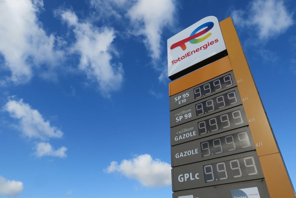 Le logo de totalenergies dans une station-service a bugnicourt