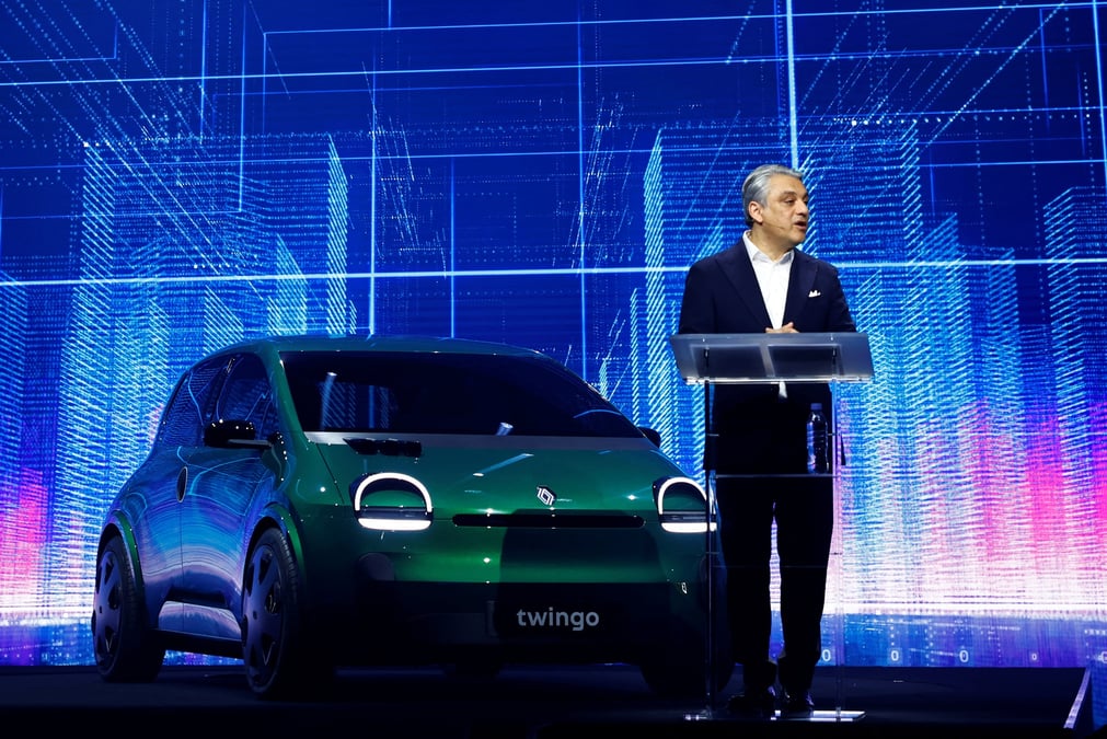 Luca de meo a cote d'une nouvelle voiture electrique renault twingo