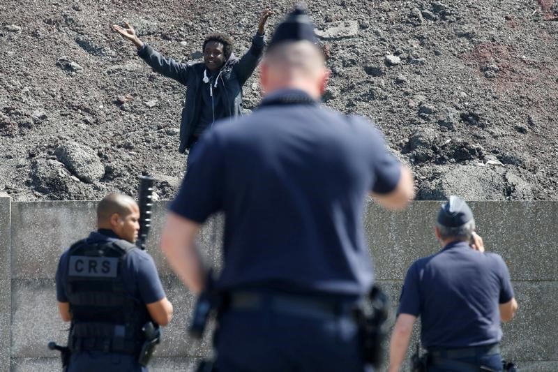 Un rapport denonce l'usage de gaz contre les migrants a calais
