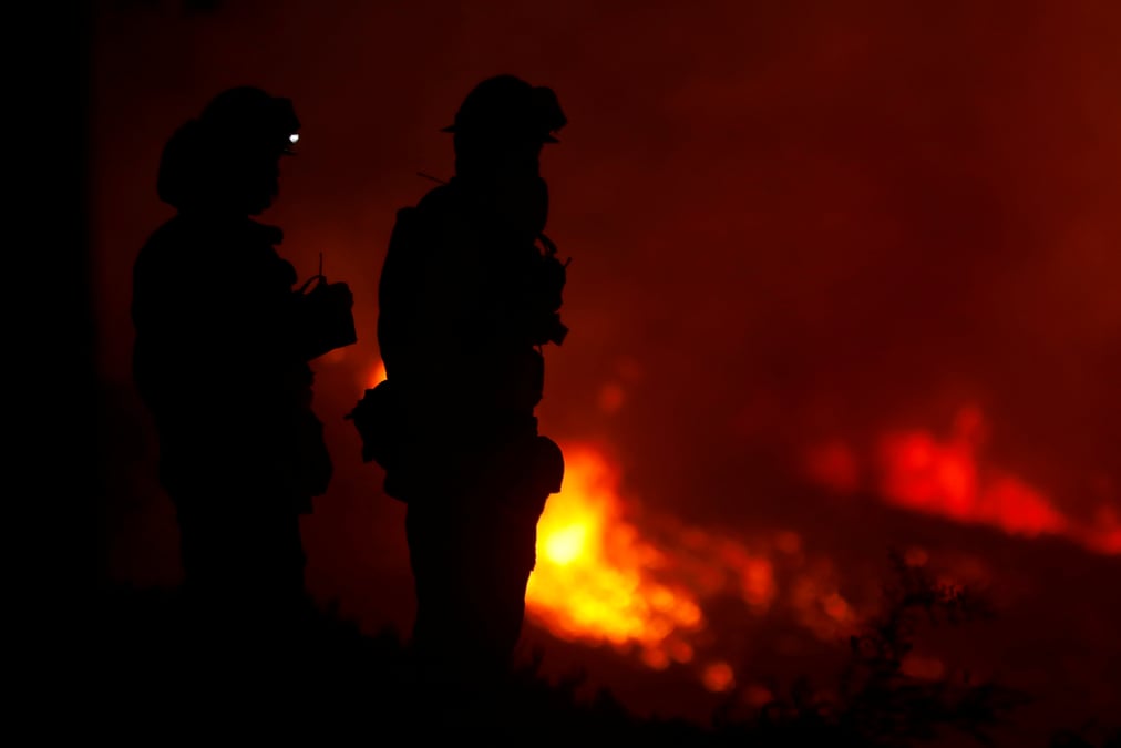 Les vents secs entravent les efforts des pompiers en californie