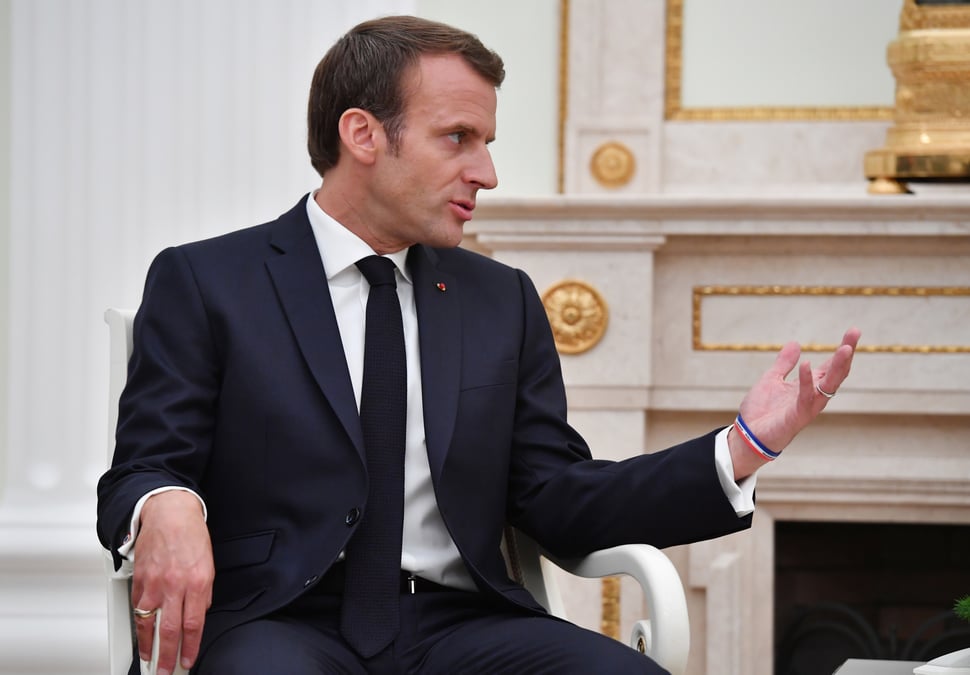 Macron tente de deminer le terrain social